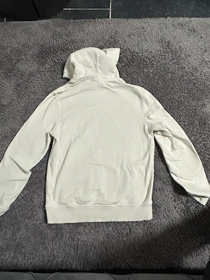 beige pullover 