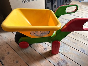  Bunte Kinder-Shubkarre aus Kunststoff