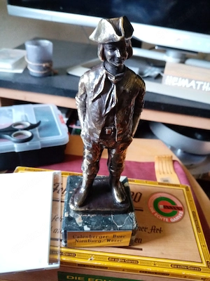 Kleine Statue,Sockel,siegniert