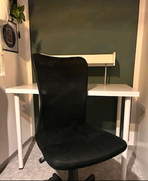 Schreibtisch mit Aufsatz und Drehstuhl 