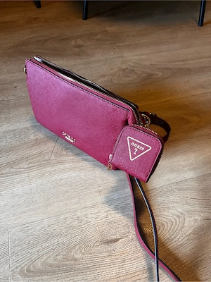 GUESS Umhängetasche mit kleiner Geldbörse