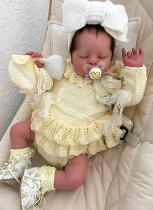Reborn Babypuppe Mädchen   sehr realistische Silikonoptik   mit Kleidung