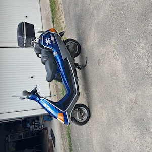 Suche jemand der 125er Roller reparieren kann.