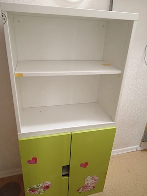 Schrank und Kinder laufrad