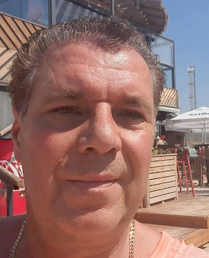Ich suche eine jüngere Sie mit größerer Oberweite, zahle sehr gutes TG.
