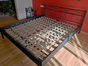 Metallbett schwarz 180x210 inkl. 2x Teller-Lattenrost, beides gebraucht zu verschenken, nur Abholung