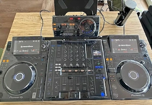 zum Verkauf steht ein hochwertiges DJ-Setup