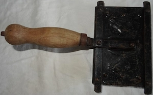D Abt Striegel Tierstriegel Metall mit Holzgriff Alt Vintage 10x14 15,5x25 gut erhalten zum Nutzen o