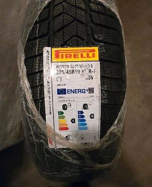 Pirelli Winterreifen 225 45R19