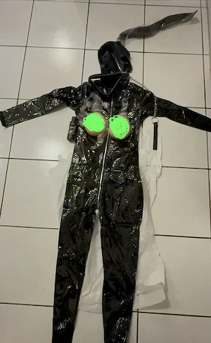 Lack Latex Crossdresser sucht erfahrene , reife Männer 