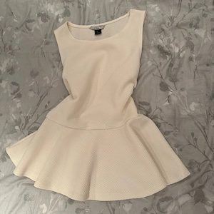 Beiges Minikleid (neu)