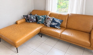 Valnatura Echtleder-Ecksofa Kurkuma  Senfgelb (3,01 m x 2,06 m) - mit verstellbaren Kopflehne. 