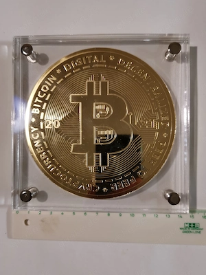 Bitcoin-Münze 1 Kilogramm vollvergoldet 24 Karat im Acryl-Case