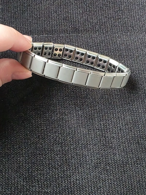 Magnetarmband aus Metall mit Gliedern