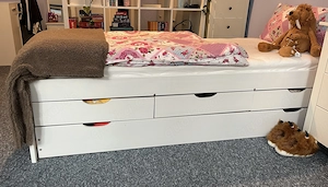 Holzbett mit Stauraum zu verkaufen