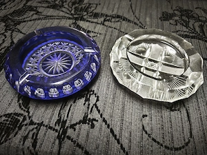 2 wunderschöne Kristallascher blau weiß zu verkaufen 