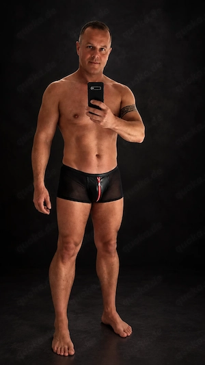 Suche hübschen vollendeten Trans im Hotelzimmer.