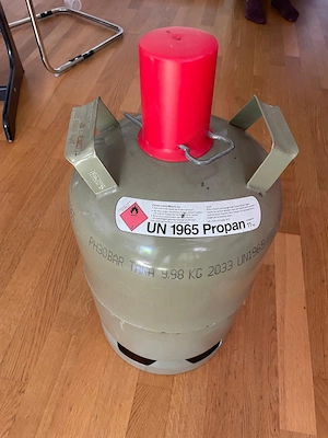 Gasflasche 11 kg eine volle, eine leere