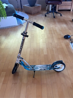 Blauer Hudora Roller 