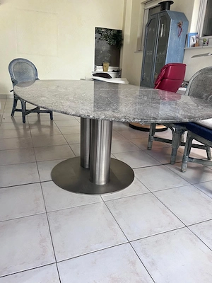 Exklusiver DRAENERT Tisch mit Granitplatte und Edelstahlsäulen