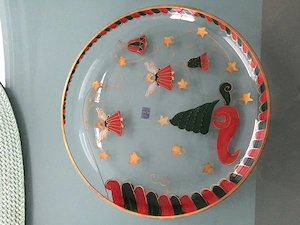 Glasteller mit Weihnachtsdeko