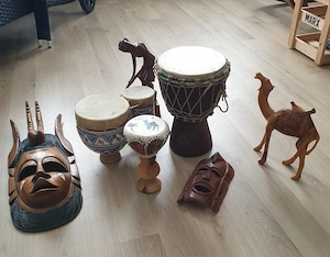 Verschiedene Afrika Trommenln, Masken und Figuen zu vekaufen!