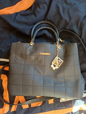 zwei Handtaschen und ein Rucksack 
