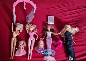 4 Barbie Puppen + 2 Babys und Zubehör