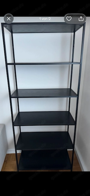 Schwarzes Buchregal zu verkaufen