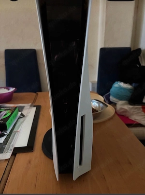 PlayStation 5 Konsole mit Laufwerk und Controller