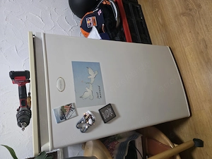 Freistehende Kühlschrank mit kleinem Kühlfach