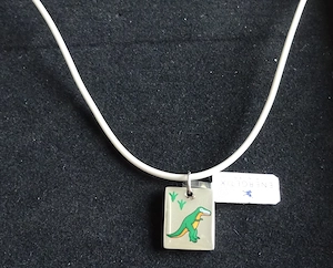 Dino-Anhänger an grauer PU-Kette von Energetix