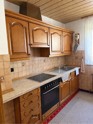 Holzküche mit Elektrogeräten Bild 1
