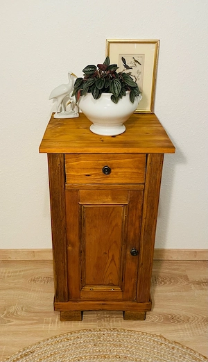 Antiker Nachttisch im Jugendstil aus Weichholz   Landhaus, Honigton