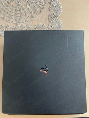 Playstation 4 Pro + 2 Controller + 6 Spiele