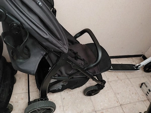 Schwarzer Kinderwagen 