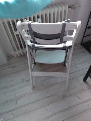 Weißer Kinderhochstuhl mit sitzpolster
