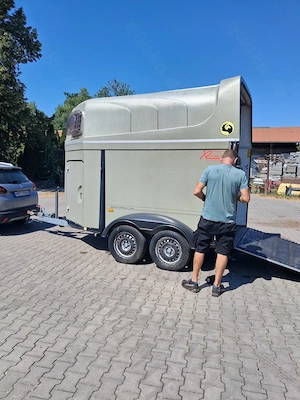 Pferdeanhänger
