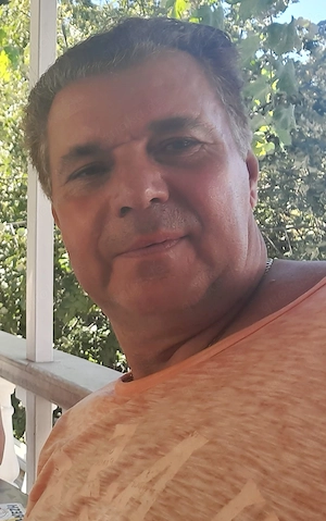 Attraktiver lediger Mann sucht eine Partnerin oder nette Freundin.