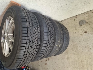 Ein Satz Winterreifen mit Felgen in einem guten Zustand zu verkaufen 245   65 R17 111H