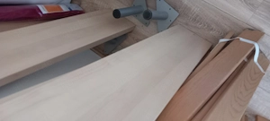 schönes Einzelbett mit Lattenrost und dicker, sauberer Matratze