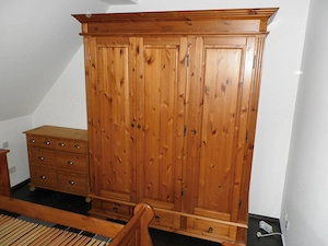 Kleiderschrank, Kiefer massiv, 3 türig, 3 Schübe, B 175 cm