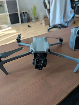 DJI Air 3 Fly More Combo + RC 2, 3 Akkus, Doppelkamera 4K 60 HDR
