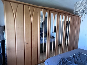 Hochwertiger 4m Massivholz-Kleiderschrank mit Beleuchtung & Spieg