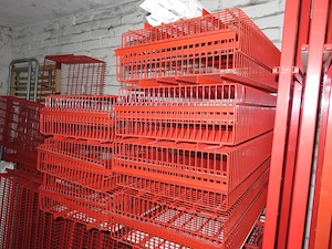 Rotes Ladenregal ideal für Gewerbetreibende 