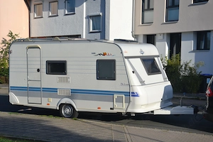 Hobby De Luxe 440 SFE mit Vorzelt, Fahrradträger
