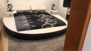 modernes rundes Designbett und Kleiderschrank