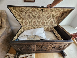 Antike Holztruhe mit Eisenbeschlägen, datiert 1682