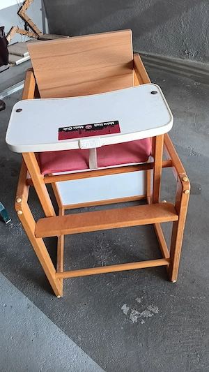 Kinderstuhl mit Tisch guter zustand mit Sitzerhöhung  nur Abholung  15  .......