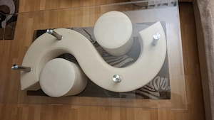 Sofa Tisch mit beigem Kunstleder, mit 2 Hocker. 